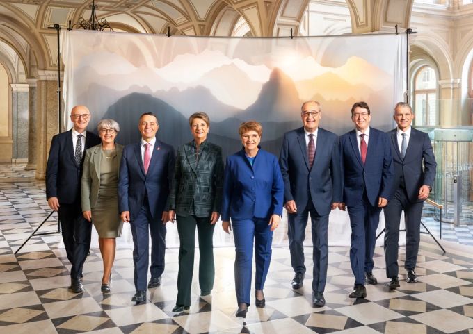 Das Bundesratsfoto 2024 mit (v.l.n.r.) Bundeskanzler Viktor Rossi (GLP), dem Bundesratsmitgliedern Elisabeth Baume-Schneider (SP), Ignazio Cassis (FDP), Karin Keller-Sutter (FDP), Bundespräs Bundesratsfoto 2024 Konkordanz Kollegialitätsprinzip