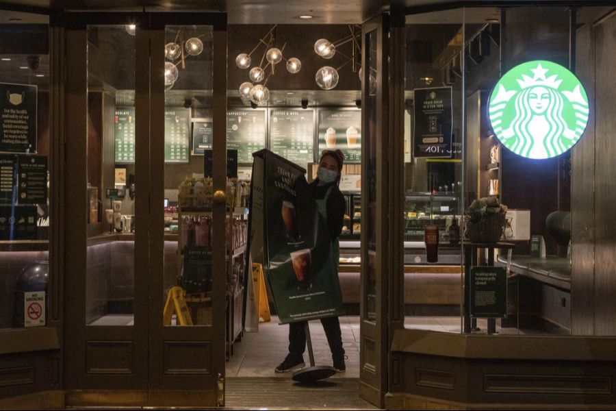 Satte 7,20 Franken zahlt man beim Starbucks am Flughafen Zürich für eine 0,5-Liter-Flasche Wasser. (Symbolbild)