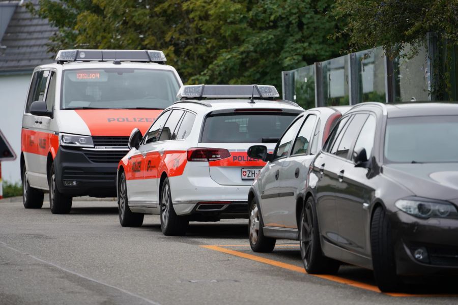 Mehrere Fahrzeuge der Kapo Zürich sind vor Ort.