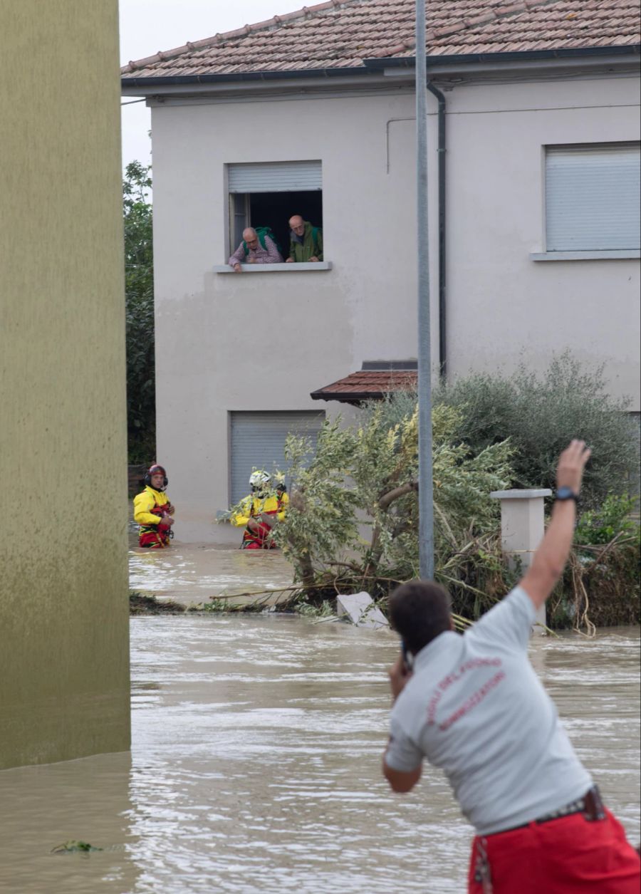 Das Land hat nach tagelangen Regenfällen im Norden des Landes für zwei Hochwasser-Regionen den Notstand ausgerufen.