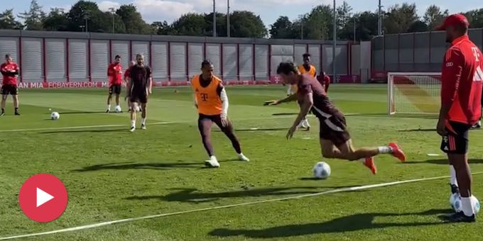 Bayern-Lacher! - Mit diesem Trainings-«Foul» hat Müller nicht gerechnet