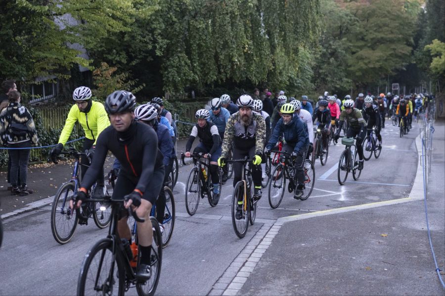 Viele Velo-Fans erweisen der Zürcherin am Sonntagmorgen die letzte Ehre.