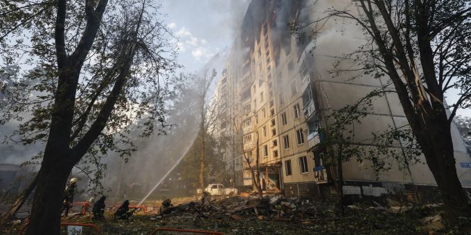 Ukrainische Rettungskräfte arbeiten am 30. August 2024 in Charkiw im Nordosten der Ukraine an einem 12-stöckigen Wohnhaus, das durch einen Raketeneinschlag beschädigt wurde, während der russischen Invasion. At least six killed, dozens injured after Russian strike hits Ukraine's Kharkiv