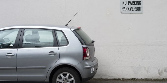 In Bülach und Winterthur wurden viele Umtriebsentschädigungen für Parkverstösse auf Privatland verteilt. (Symbolbild) parkverbot auto schweiz