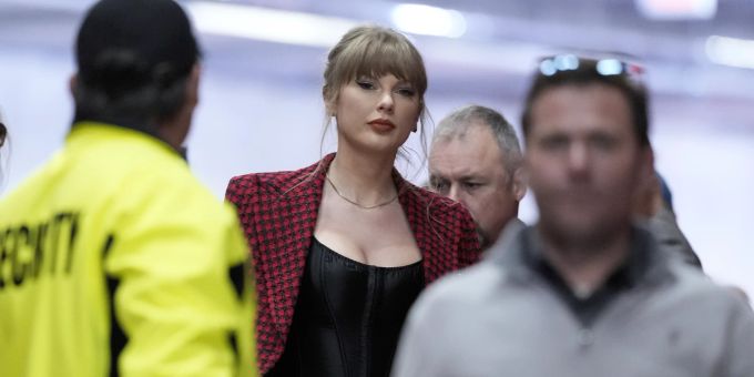 Taylor Swift arrives before an NFL football game between the Kansas City Chiefs and the Denver Broncos Sunday, Nov. 10, 2024, in Kansas City, Mo. (AP Photo/Ed Zurga) Broncos Chiefs Football