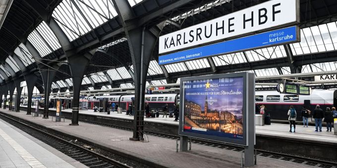 Der mutmassliche Täter des Angriffes am Hauptbahnhof in Karlsruhe ist weiter auf der Flucht. (Symbolbild) Der mutmassliche Täter des Angriffes am Hauptbahnhof in Karlsruhe ist weiter auf der Flucht. (Symbolbild)