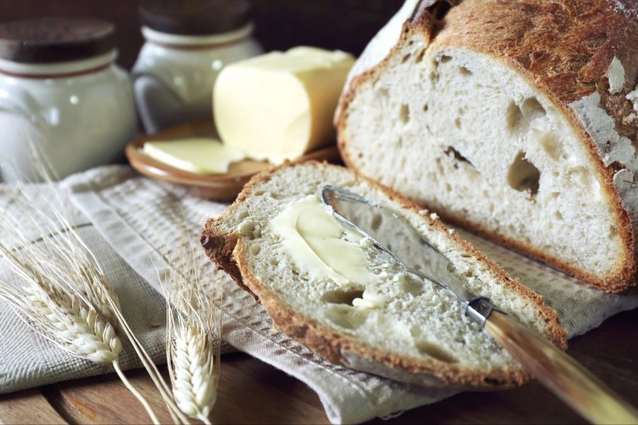 Sauerteigbrot mit Butter