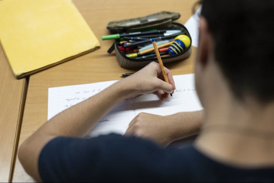 Statt elektronischer Geräte sollen wieder Stift und Papier eingesetzt werden.