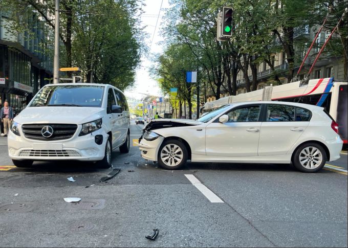 Stadt Luzern: Eine Person bei Abbiegeunfall verletzt. Stadt Luzern
