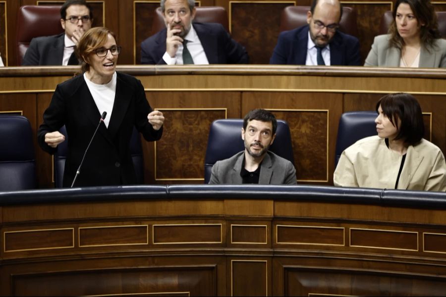 Spaniens Gesundheitsministerin Monica Garcia Gomez (links stehend) im spanischen Parlament.