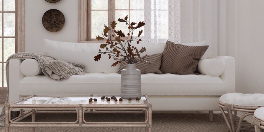 Gemütliches Interieur in cremigen Farben gestaltet.
