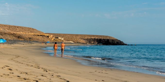 Auch auf dem FKK-Strand herrschen Regeln. Nacktes Paar am Strand