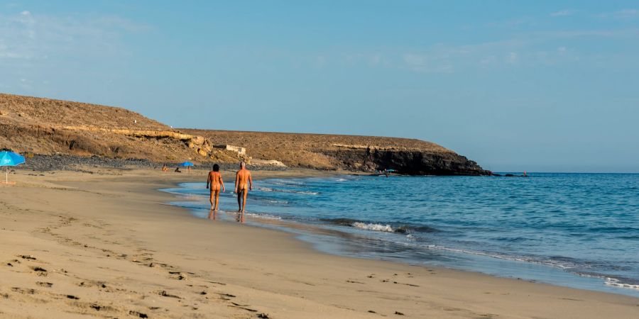 Nacktes Paar am Strand