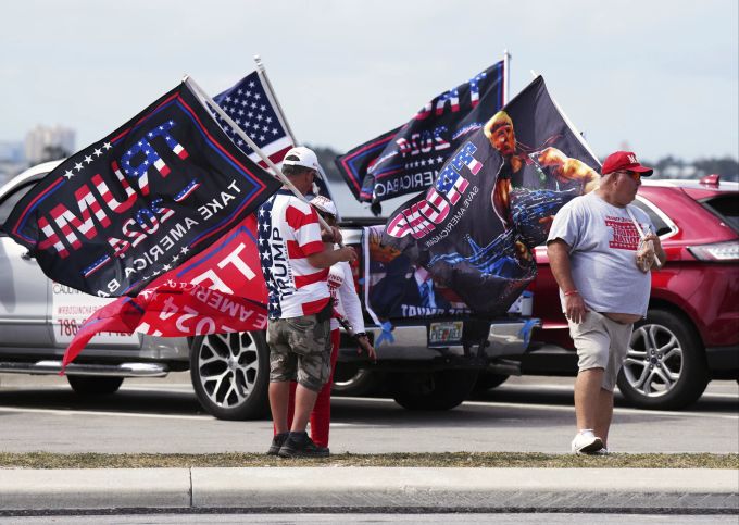 Unterstützer von Donald Trump protestieren gegen den Schuldspruch. Election 2024 Trump Florida