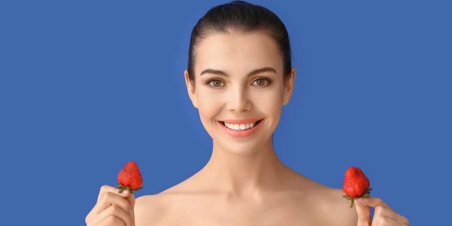 Lächelnde Frau mit Erdbeeren