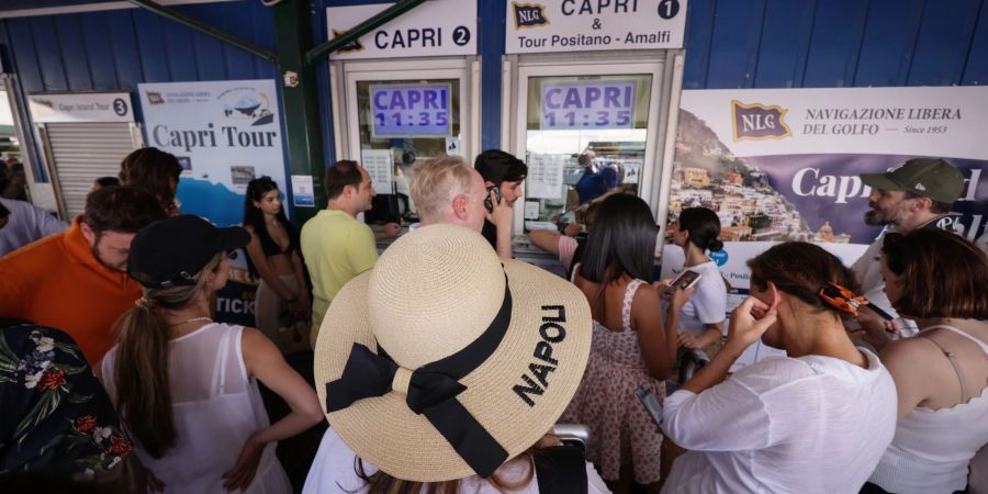 Reisende drängen sich vor Ticket-Schaltern am Molo Beverello für die Fähren, die unter anderem nach Capri fahren. Touristen dürfen nun wieder auf die Insel.