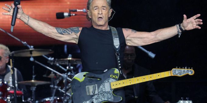 Der Sänger und Gitarrist Peter Maffay rockt auf seiner letzten Tournee mit seiner Band durch zehn Städte. Der Sänger und Gitarrist Peter Maffay rockt auf seiner letzten Tournee mit seiner Band durch zehn Städte.