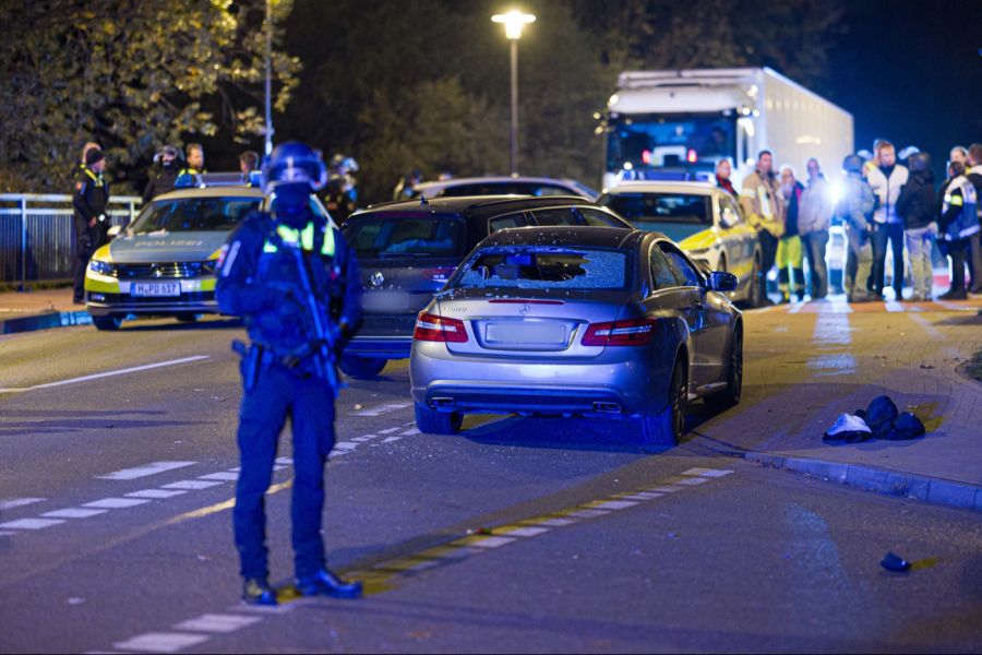 Die Insassen liessen das Auto zurück und flüchteten.