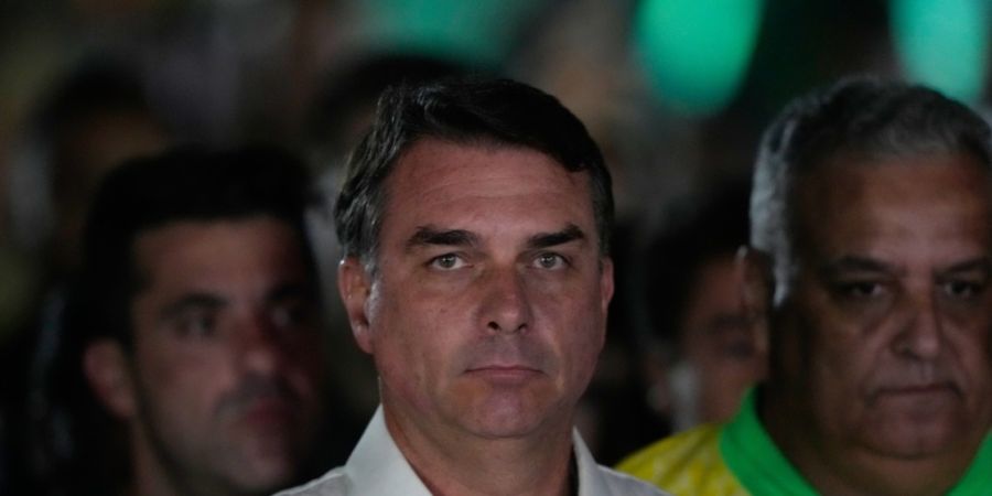 dpatopbilder - Der Präsidentschaftskandidat der Opposition, Senator Flavio Bolsonaro, trifft nach der Stichwahl um das Präsidentenamt zu seiner Wahlnachtveranstaltung ein. Foto: Erald...