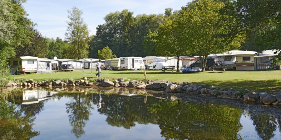 Wo einst Wohnwagen standen, übernimmt bald wieder die Natur: das Gelände des ehemaligen TCS-Campings Fanel. (Archivbild)