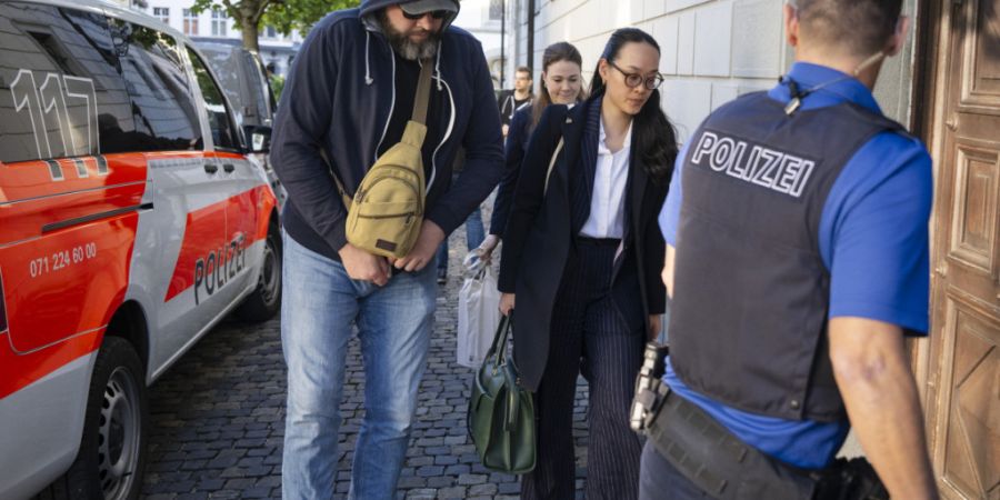 Der Beschuldigte betrat am Dienstagmorgen in Begleitung seiner Anwältin den Gerichtssaal in St. Gallen.
