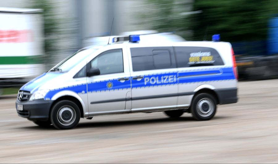 Erst beim Eingreifen von Zeugen flüchtete die siebenköpfige Gruppe.