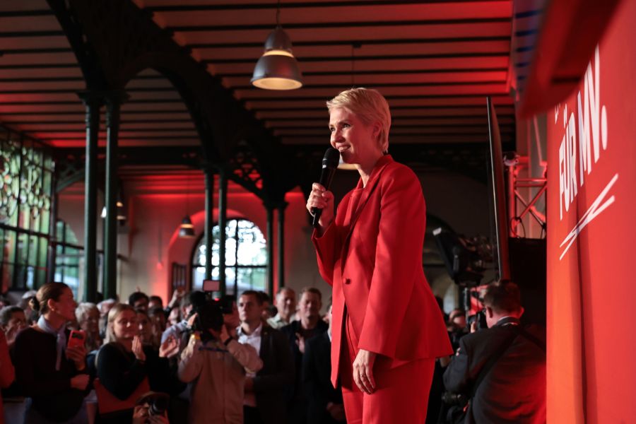 Rechnerisch zeichnet sich damit eine rot-rot-grüne Koalition unter Ministerpräsidentin Manuela Schwesig (SPD) ab, die ihr Ergebnis gegenüber 2021 nur leicht verschlechterte.