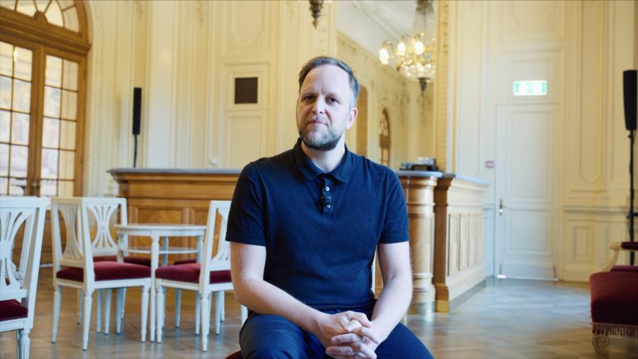 Regisseur Raimund Orfeo Voigt.