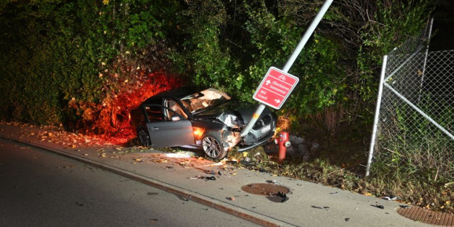 Die Fahrerin kam in einer Rechtskurve von der Fahrbahn ab.