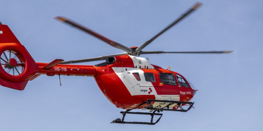 Ein 69-jähriger Velofahrer wurde am Donnerstag wegen unbestimmter Verletzungen mit einem Rega-Helikopter ins Spital gebracht. (Symbolbild)