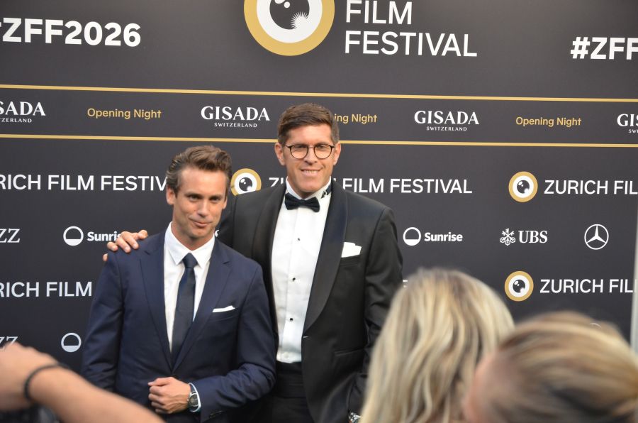 Sound trifft auf Sport: Musiker Bastian Baker gut gelaunt mit Ex-Fussballstar Beni Huggel.