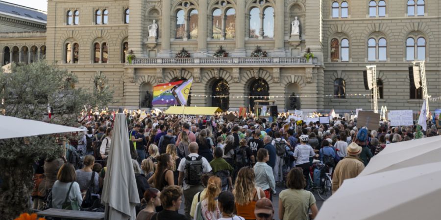Auf dem Berner Bundesplatz versammelten sich am Freitagabend Demonstrierende unter dem Motto «Keine 50-Grad Sommer».