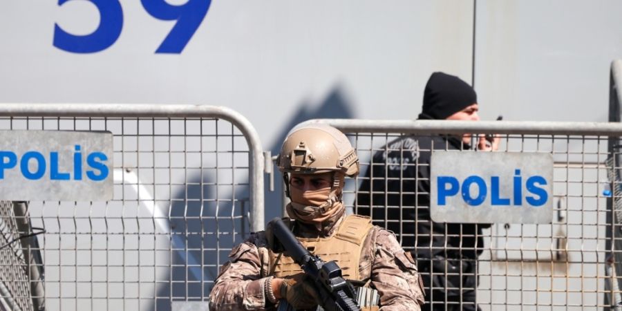 ARCHIV - Ein türkischer Soldat steht Wache, während Polizei und Soldaten das Gebiet nach einem Angriff von Bewaffneten auf ein Gebäude des israelischen Konsulats in Istanbul, Türkei...