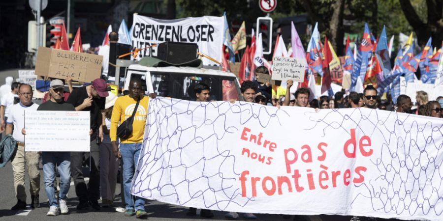 «Keine Grenzen zwischen uns» stand auf einem Transparent, das im Umzug mitgeführt wurde.