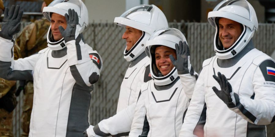 Die Astronauten Joshua Kutryk (l-r) aus Kanada, Pilot Luke Delaney, Kommandantin Jessica Watkins und der russische Kosmonaut Sergey Teteryatnikov verlassen das «Operations and Checkout...