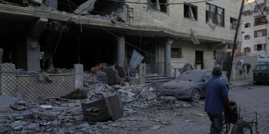dpatopbilder - Die Trümmer eines zerstörtes Gebäudes sind am Ort eines israelischen Luftangriffs am frühen Morgen in Stadt Gaza zu sehen. Foto: Jehad Alshrafi/AP/dpa