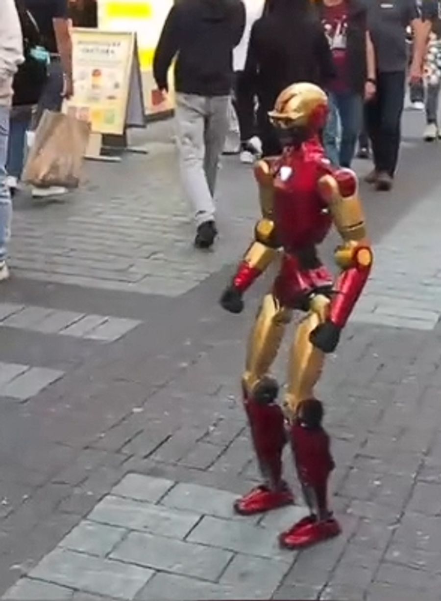 Beim Vorfall in Köln wurde ein 1.20 Meter grosser Rot-Golden lackierter Roboter beschlagnahmt.