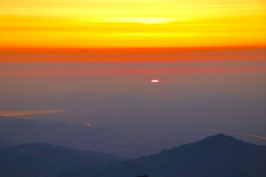 Frühester Sonnenaufgang auf dem Säntis.
