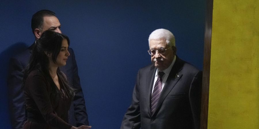 ARCHIV - Der palästinensische Präsident Mahmoud Abbas (r) trifft im UN-Hauptquartier ein, um auf der 79. Generalversammlung der Vereinten Nationen zu sprechen. Foto: Frank Franklin II...