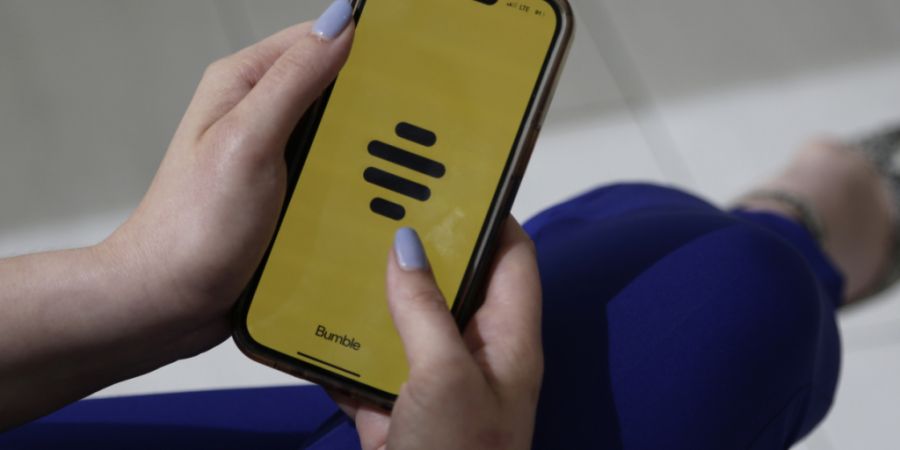 Die Dating-App Bumble ist an eine Investmentfirma verkauft worden. Die Gesellschaft soll nun von der Börse genommen werden.(Symbolbild)