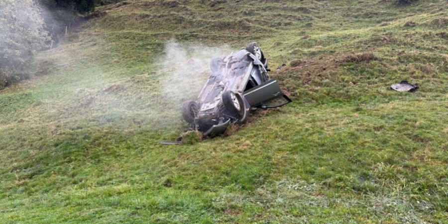 Beim Selbstunfall in Galgenen SZ erlitt der Autolenker am Mittwochmorgen nur leichte Verletzungen.