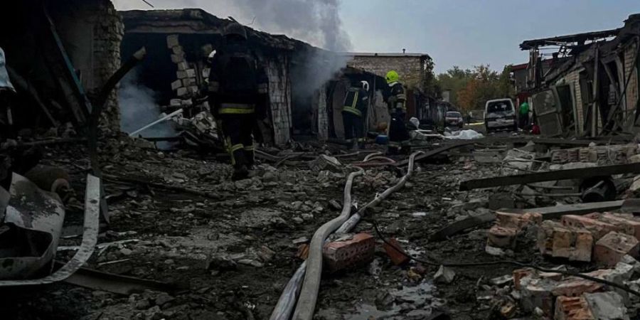 HANDOUT - Auf diesem vom ukrainischen Rettungsdienst zur Verfügung gestellten Foto löschen Rettungskräfte Brände in Garagen, die nach einem russischen Drohnenangriff auf die Region ...