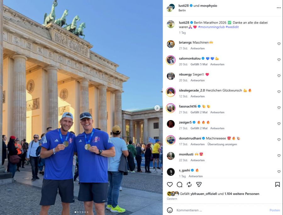 Eine Marathon-Medaille in Berlin: So feiert sich Fabian Lustenberger (links) vor dem Brandenburger Tor.