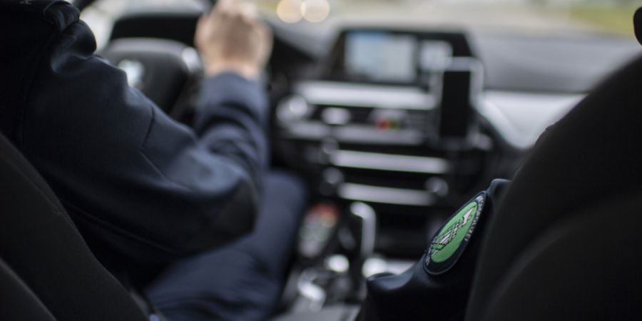 Ein Mann überholte mit seinem Fahrzeug ein ziviles Auto der St. Galler Kantonspolizei mit überhöhter Geschwindigkeit. (Symbolbild)