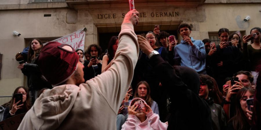 dpatopbilder - Schüler stehen vor einem blockierten Gymnasium, während sie gegen die mangelnde Ausstattung der Schulen protestieren. Foto: Teresa Suarez/AP/dpa