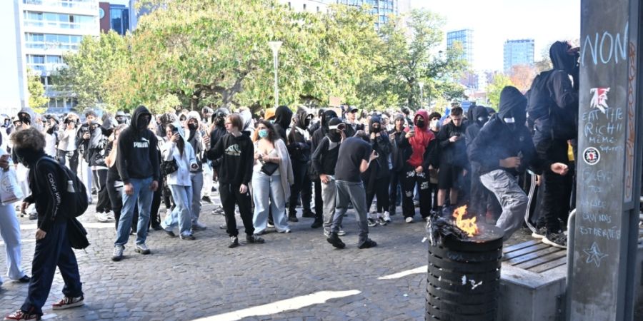 Schüler von mehreren Schulen in Lüttich versammeln sich, um gegen Bildungsreformen und Haushaltskürzungen zu protestieren. Foto: Jonas Roosens/Belga/dpa