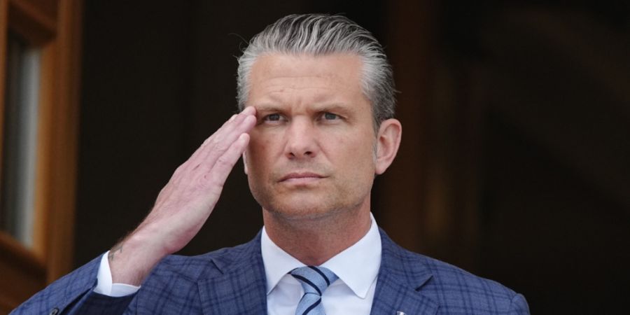 Pete Hegseth, US-Verteidigungsminister, salutiert, als er Bundesverteidigungsminister Pistorius am Pentagon empfängt. Foto: Kay Nietfeld/dpa