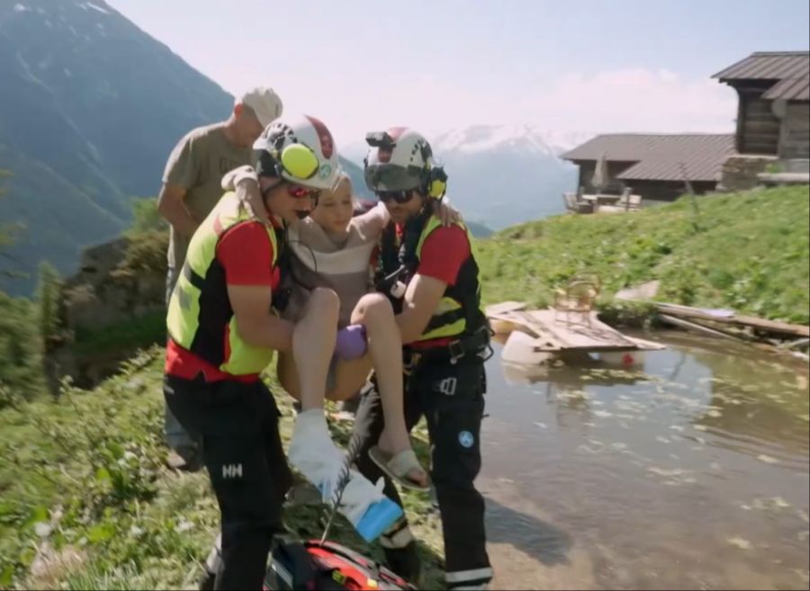 Samt Rechen am Fuss fliegt die Air Zermatt die Patientin ins Spital in Visp.