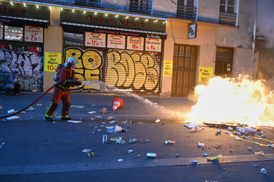 Diverse Länder warnen vor Reisen nach Frankreich.