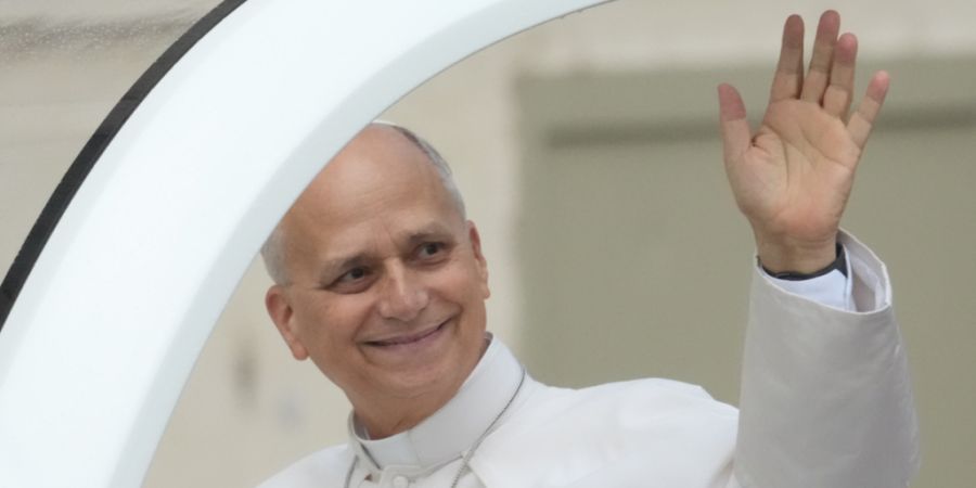 ARCHIV - Papst Leo XIV. winkt bei seiner Ankunft zur wöchentlichen Generalaudienz auf dem Petersplatz. Foto: Gregorio Borgia/AP/dpa